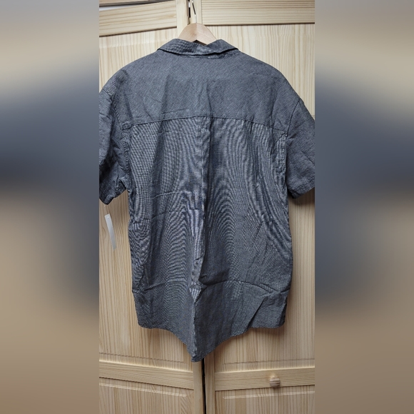 Men's DC casual button down shirt. - Picture 2 of 4